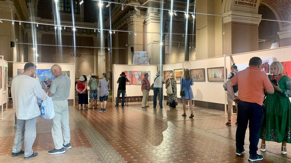 У Франківську презентували виставку картин "Нескорений Маріуполь"