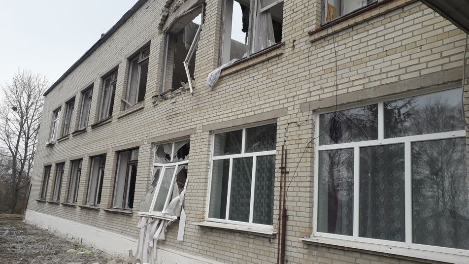 "Вони летіли прямо над нами". Російські війська зруйнували школу на Сумщині