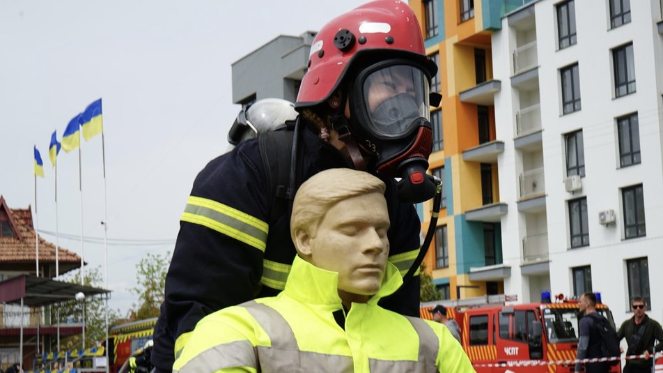 На Івано-Франківщині 127 українських рятувальників змагалися за звання найсильнішого пожежного