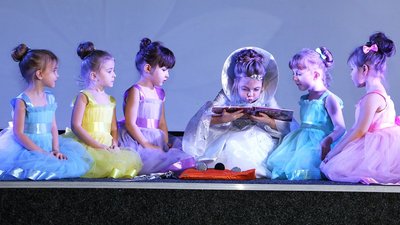 Актори театральної дитячої студії Аліни Зубової з Житомира взяли участь у фотосесії "Символи України"