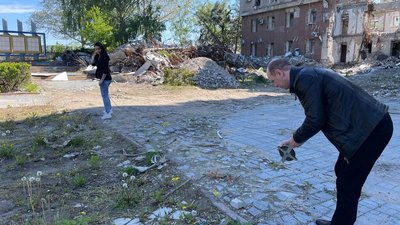 В Миколаєві Держекоінспекція обстежила територію навколо зруйнованої будівлі облради