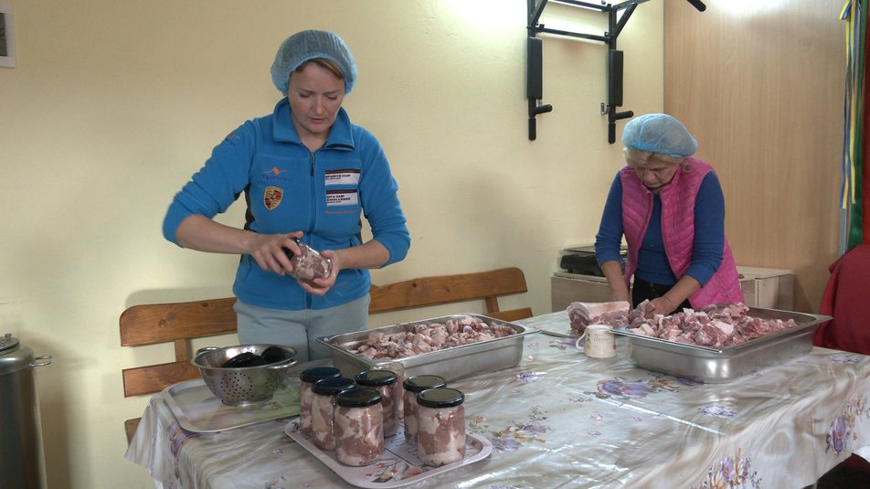 У селі на Франківщині волонтери виготовили та передали на фронт понад шість тисяч банок тушкованки