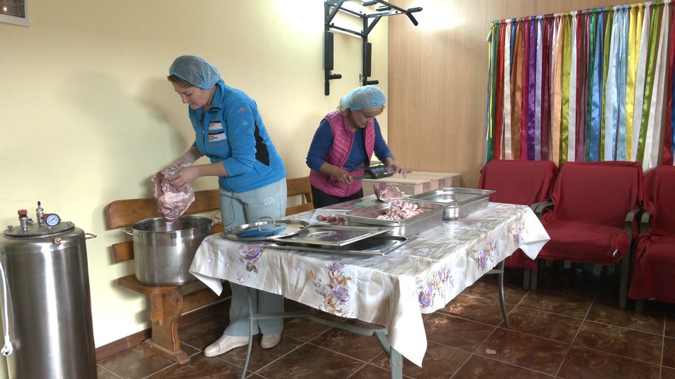 У селі на Франківщині волонтери виготовили та передали на фронт понад шість тисяч банок тушкованки