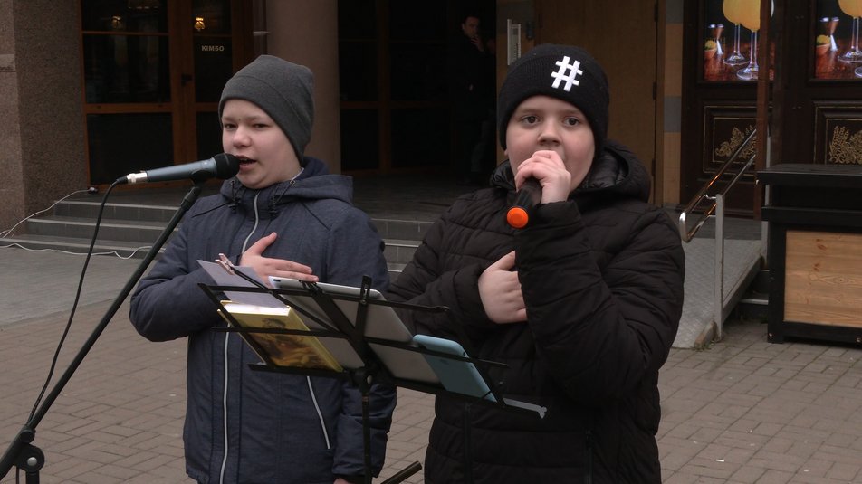 Влаштовують концерти, щоб зібрати гроші для ЗСУ. Як двоє школярів з Івано-Франківська допомагають українським воїнам