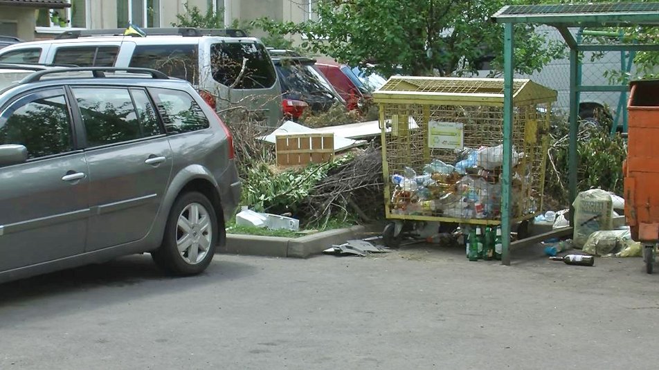 У Луцьку штрафують водіїв, які блокують заїзд комунальників до смітників. Де найбільше порушників