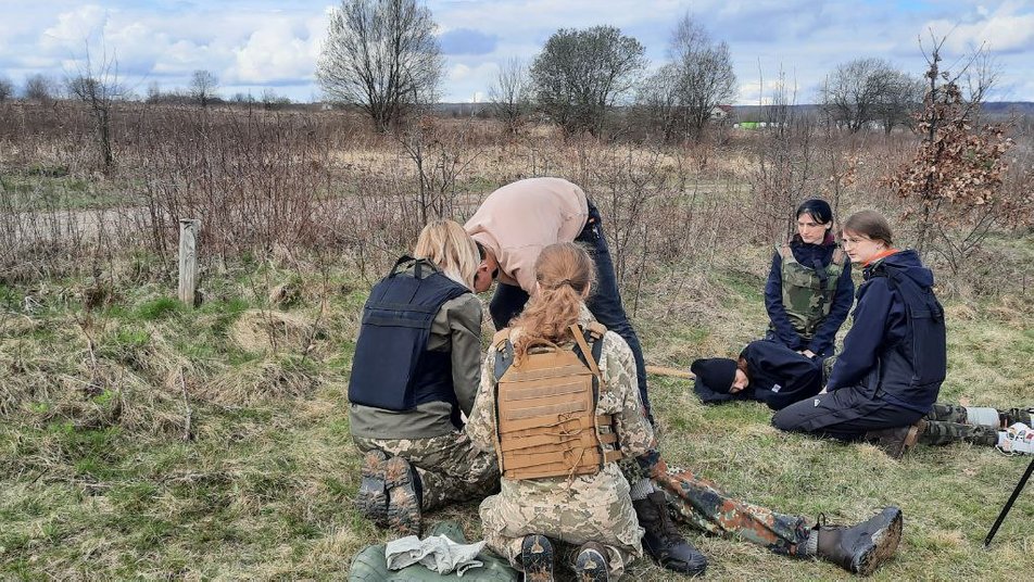 Як захистити себе: на Івано-Франківщині тривають курси військового вишколу для цивільних