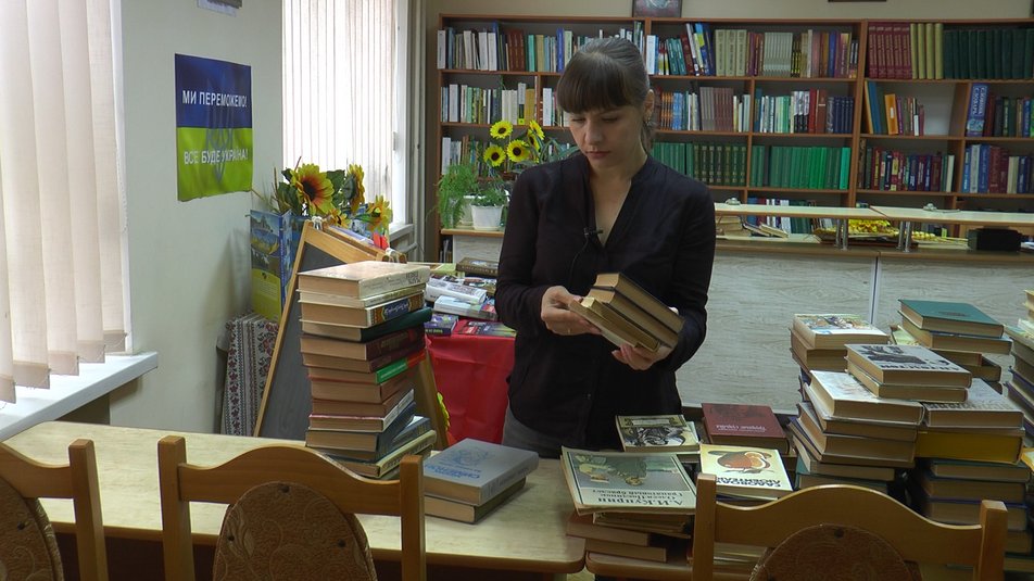 "Ворожу літературу — на макулатуру". Жителі Франківської громади позбуваються російських книг, щоб зібрати гроші для ЗСУ