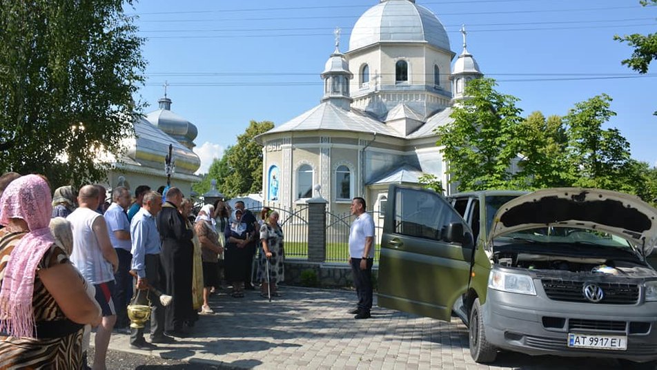 Підприємці з Надвірнянської громади передали українським захисникам на передову автомобіль