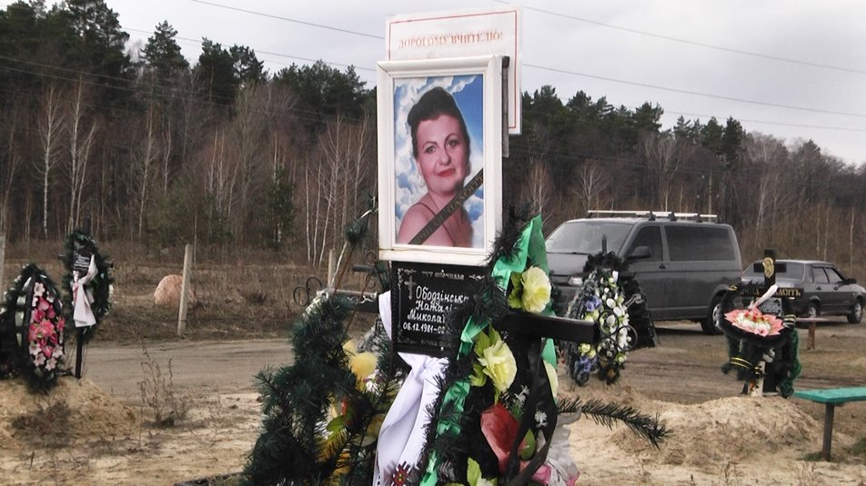 "5 хрестів на кладовищі, це дійсно все моє життя" – житель Житомирщини, сім’я якого загинула від авіаудару армії РФ