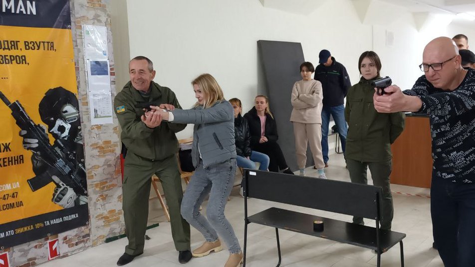 Інструктор вчить стріляти Ірину Козловську