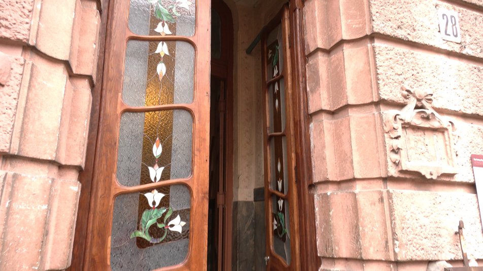 В Івано-Франківську відновили двері у столітній кам'яниці