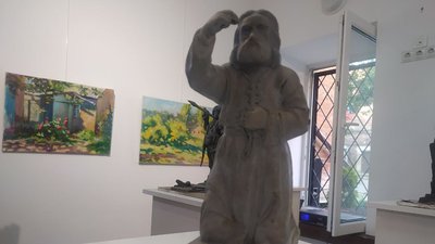 Виставку робіт вбитого росіянами художника та скульптора Руслана Мовчана представили у Сумах