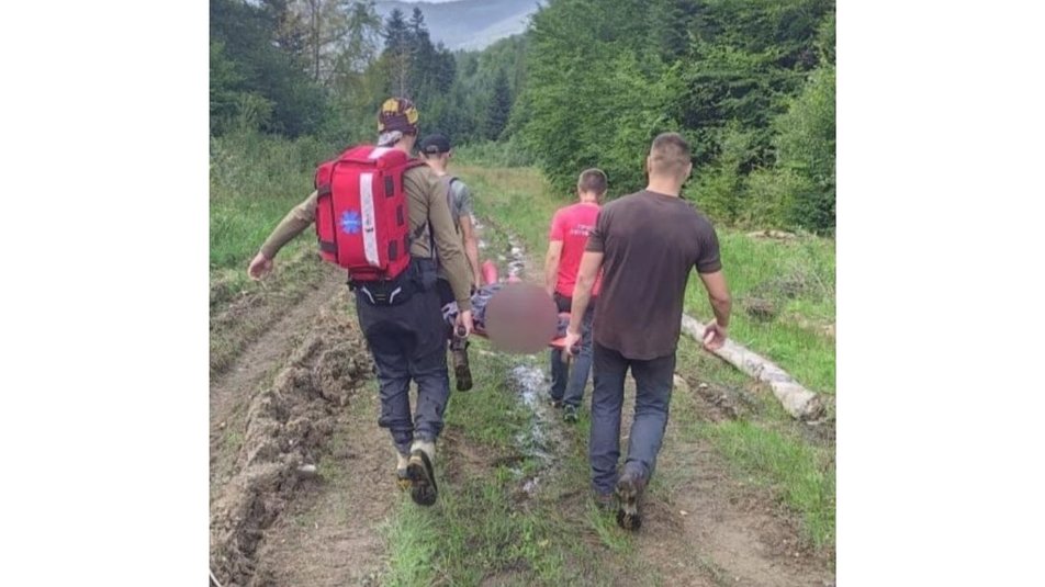 Прикарпатські рятувальники допомогли двом травмованим у горах жінкам