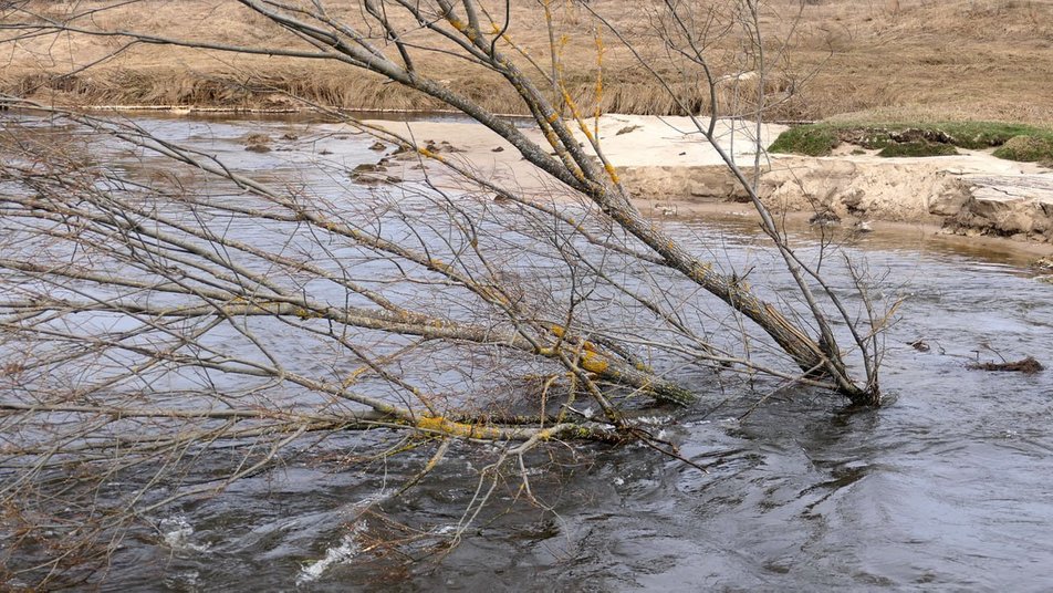 Мешканці Ямполя на Сумщині відновлюють насип на річці Івотка
