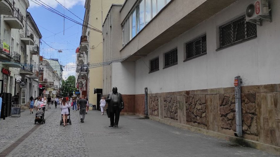 Виліз на пам'ятник: у Тернополі затримали переселенця