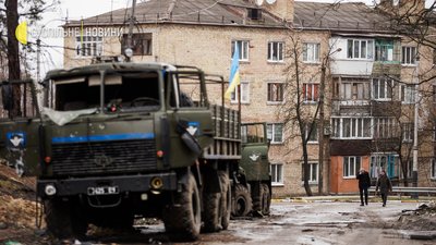 "А білі пов'язки треба ще вдягати?" — Ірпінь та Буча після російських окупантів. Фоторепортаж