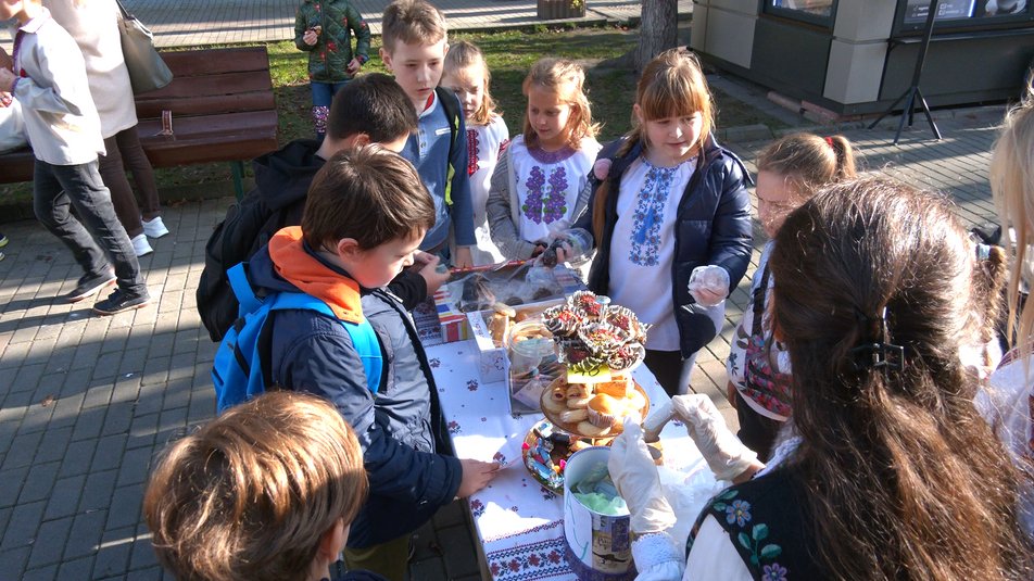 Продавали солодощі: у Франківську школярі організували благодійний ярмарок на підтримку ЗСУ
