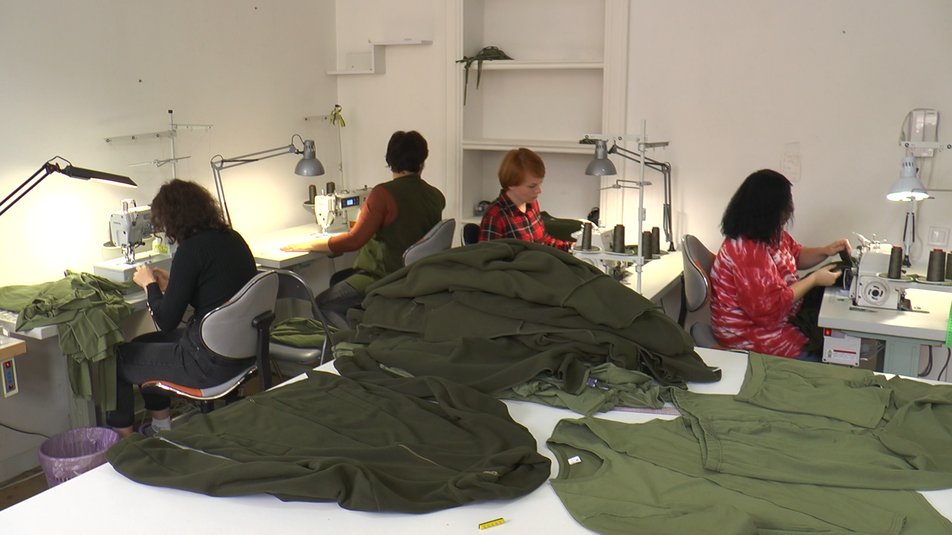 Тисячу комплектів форми за сім місяців. Як в Івано-Франківську волонтери в цеху шиють одяг для військових