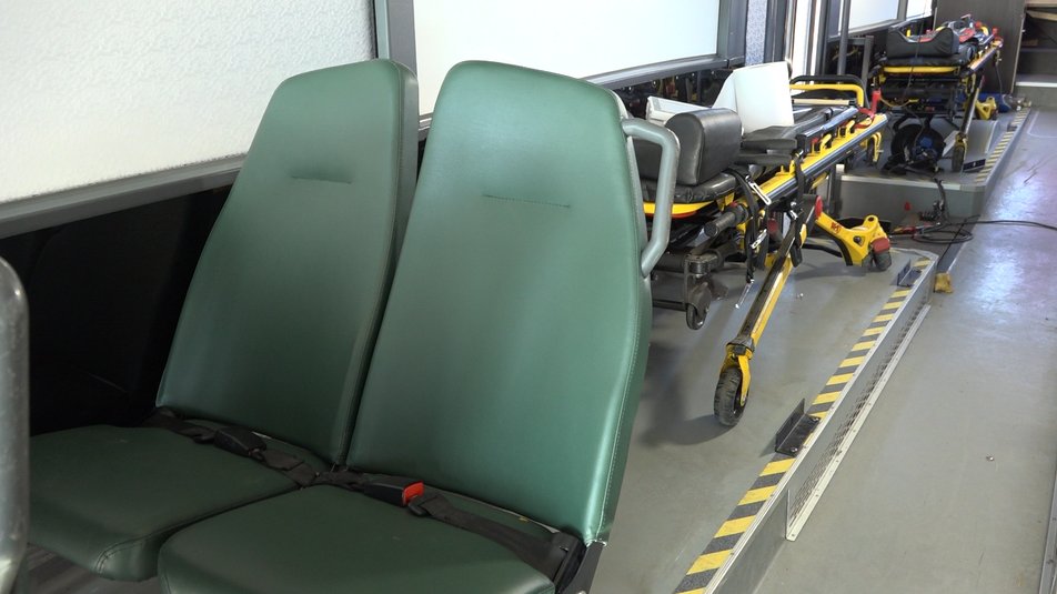 У Франківську волонтери переобладнують пасажирський автобус на реанімобіль для поранених на фронті