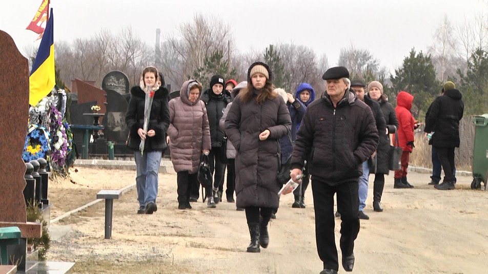"5 хрестів на кладовищі, це дійсно все моє життя" – житель Житомирщини, сім’я якого загинула від авіаудару армії РФ