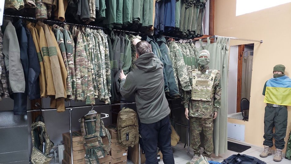 У Львові релоковані підприємства об'єдналися та шиють військову форму