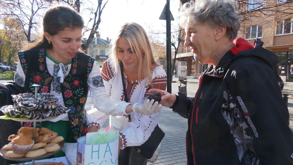 Продавали солодощі: у Франківську школярі організували благодійний ярмарок на підтримку ЗСУ