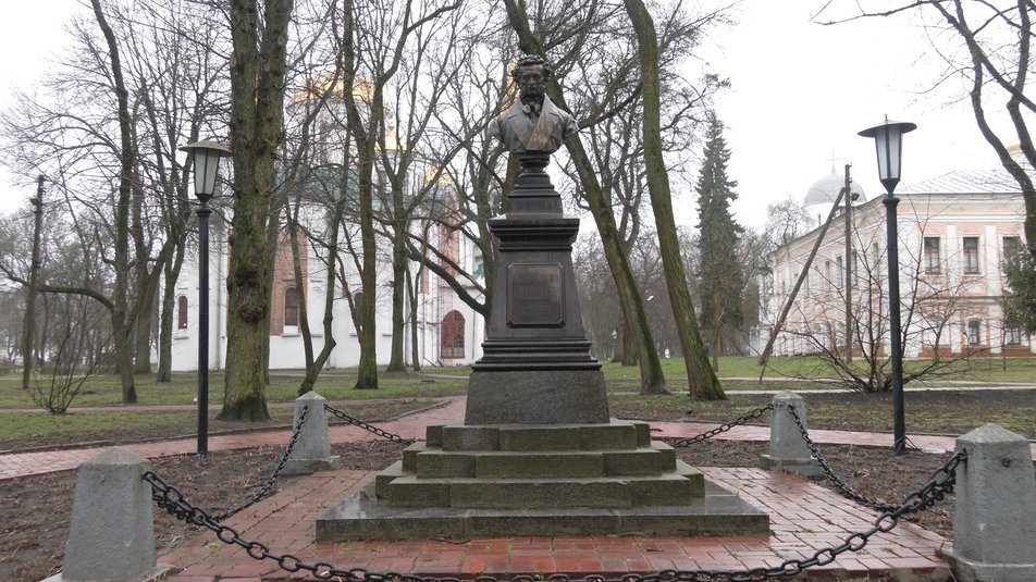 Пам’ятник Пушкіну, вулиця Рокоссовського і Кирпоноса: що робити з російськими символами у Чернігові?