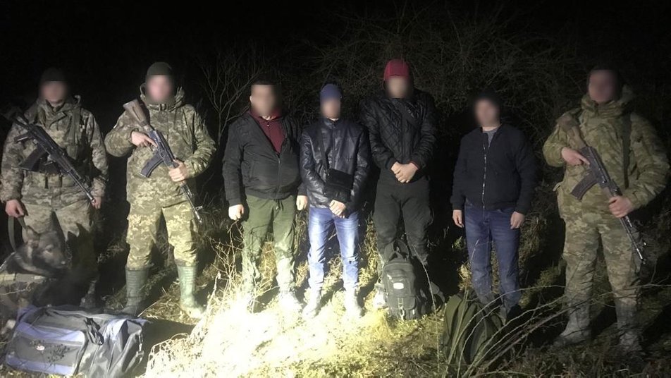 Чотирьох закарпатців затримали прикордонники поблизу кордону з Угорщиною