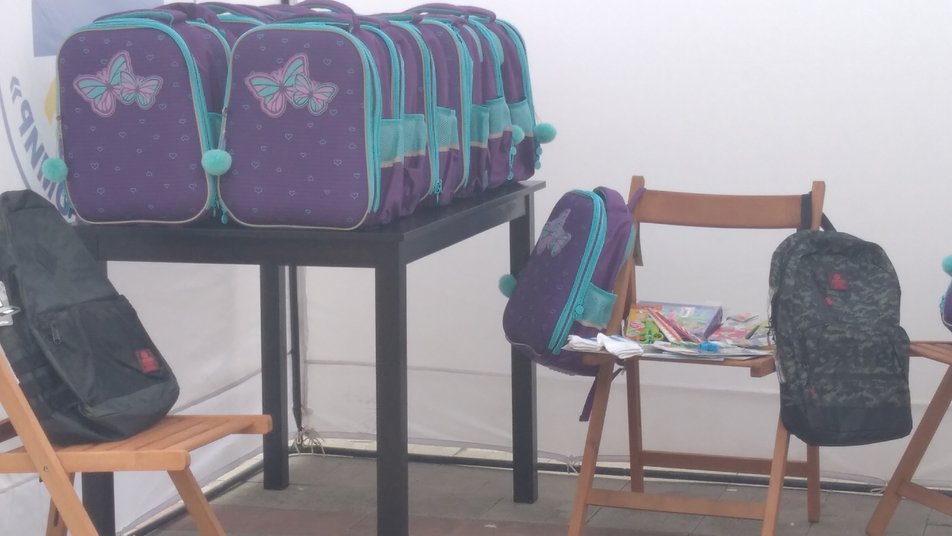 Житомирські волонтери подарували дітям-переселенцям 300 рюкзаків із канцелярським приладдям