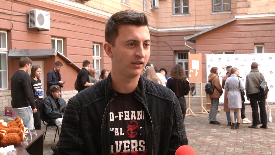 Студенти Івано-Франківського медуніверситету організували ярмарок на підтримку ЗСУ