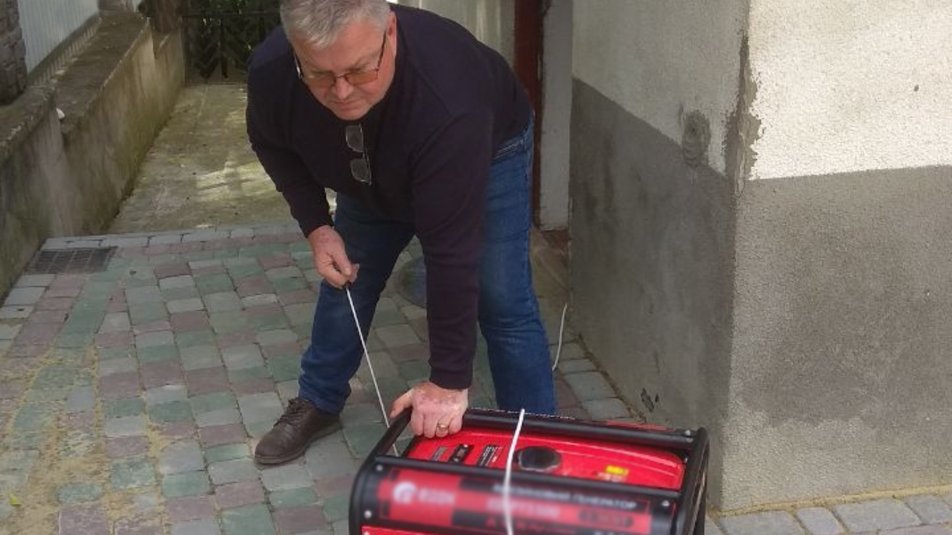 Володимир Панасюк використовує генератор для подачі електроенергії