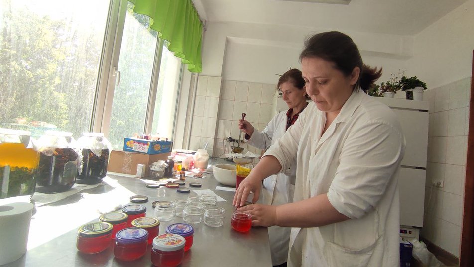Волинські волонтери-хіміки готують лікувальні мазі для медичних закладів та на фронт