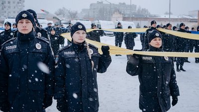 Вишикувались у тризуб та слово "Воля". У Дніпрі понад 200 курсантів взяли участь в акції до Дня державного герба