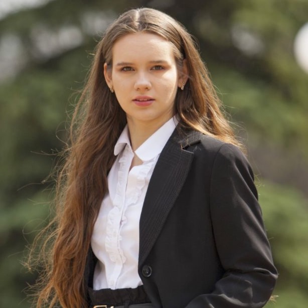Карина Нездолій